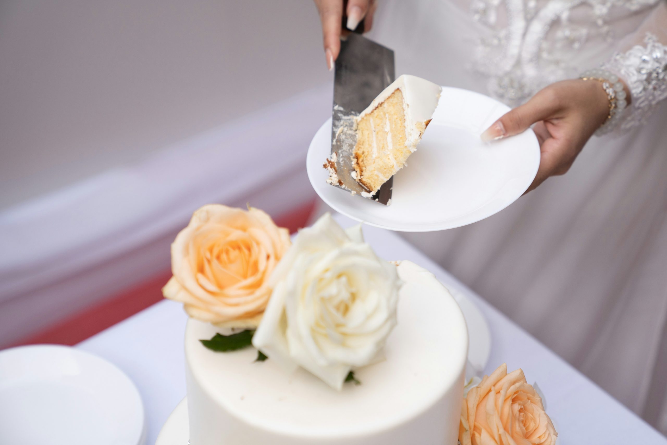 cut wedding cake